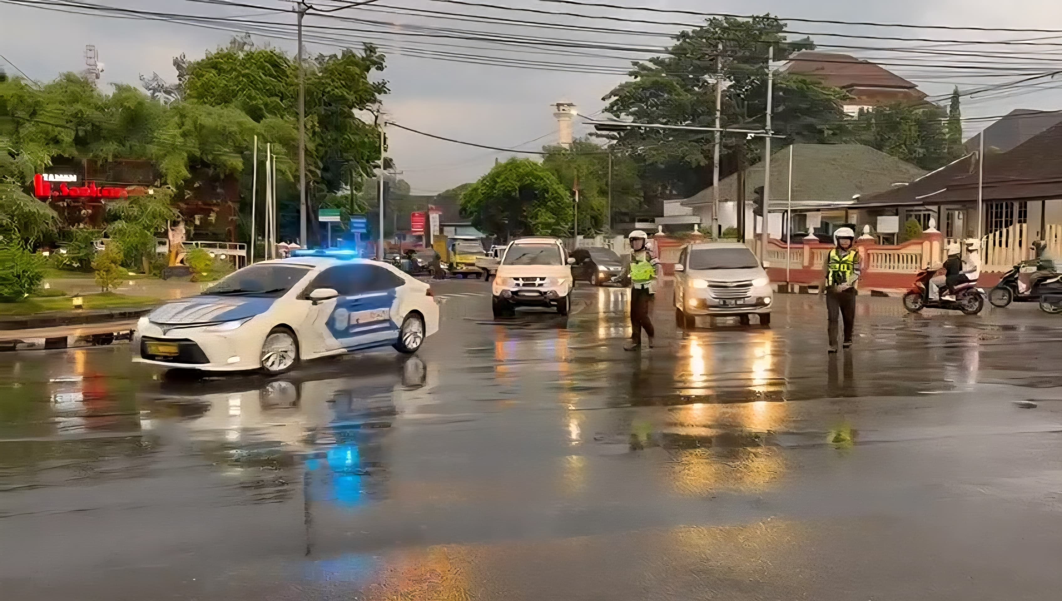 Mobil Patwal Polres Wonogiri mengawal mobil yang membawa pasien dari Jatisrono menuju RS Dr. Oen Solo Baru, Sabtu (14/3/2026).