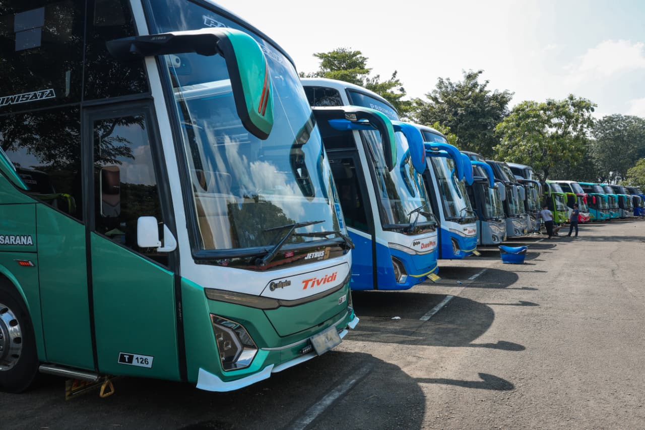Ratusan armada bus yang akan membawa pemudik asal Jateng sudah bersiap di Area Parkir Museum Purna Bhakti Pertiwi, Taman Mini Indonesia Indah (TMII), Jakarta Timur, Minggu (15/3/2026).
