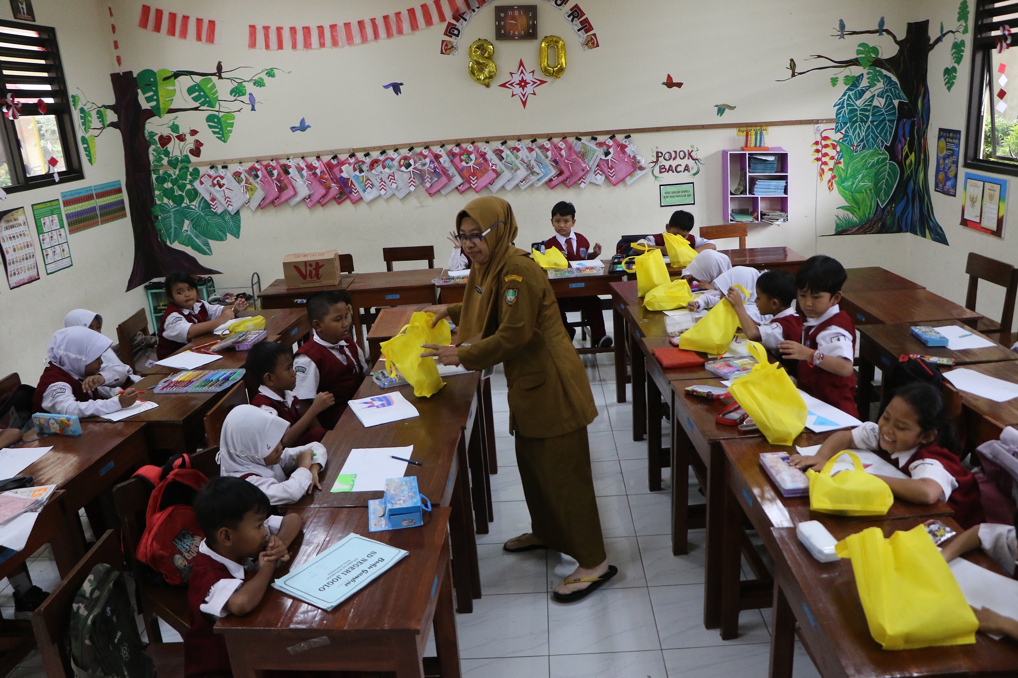 Menu MBG yang dibagikan ke sekolah harus memenuhi standar gizi. (Arief Budiman/Radar Solo)