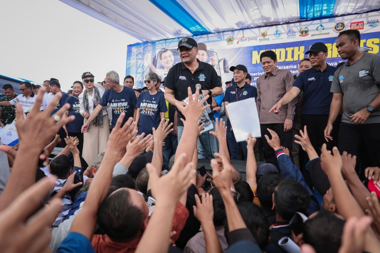 Gubernur Ahmad Luthfi melepas pemudik dari TMII menuju Jawa Tengah, Senin (16/3). (Humas Pemprov Jateng)