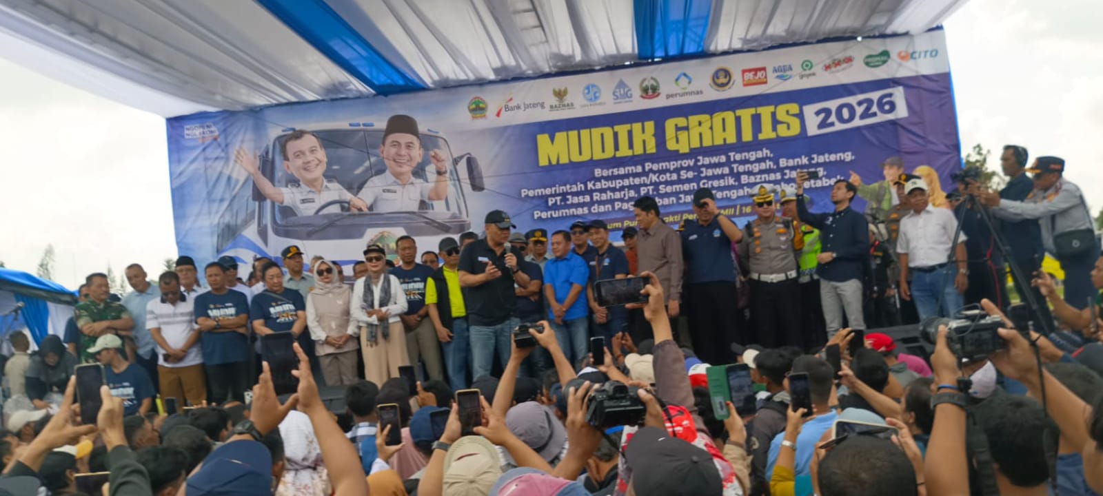 Pemberangkatan peserta mudik gratis asal Kabupaten Sukoharjo dari Jakarta, Senin pagi (16/3).