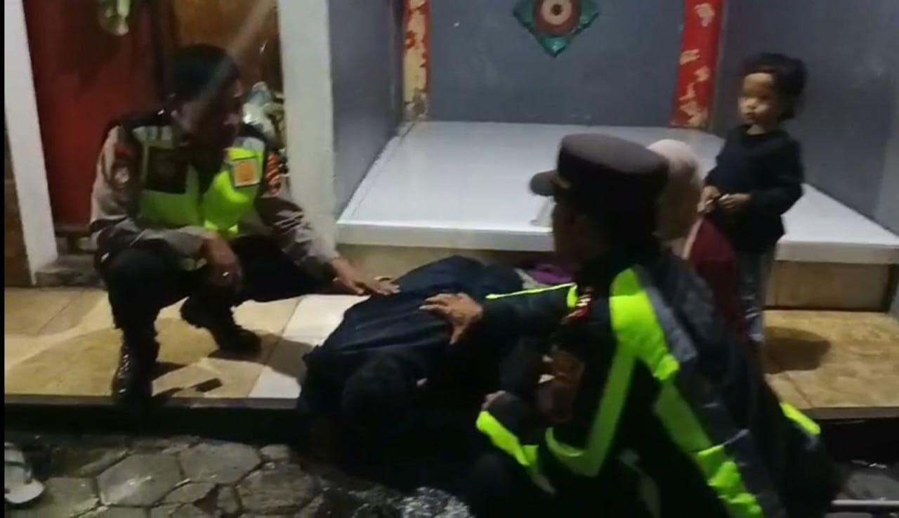 Anggota Polsek Sumberlawang mengevakuasi pemudik yang terjatuh di SPBU Kacangan, Kecamatan Sumberlawang, Sragen, Senin (16/3/2026). (Ahmad Khairudin/Radar Solo)