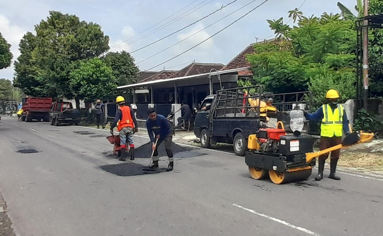 Petugas dari DPUPR Karanganyar melakukan perbaikan jalan menjelang Lebaran, Senin (16/3/2026). (Rudi Hartono/Radar Solo)