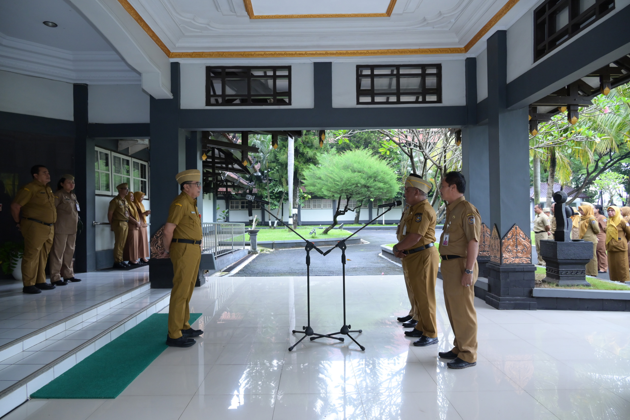 Sekda Karanganyar Kurniadi Maulato (kiri) memimpin apel pagi ASN Pemkab Karanganyar. (Rudi Hartono/Radar Solo)