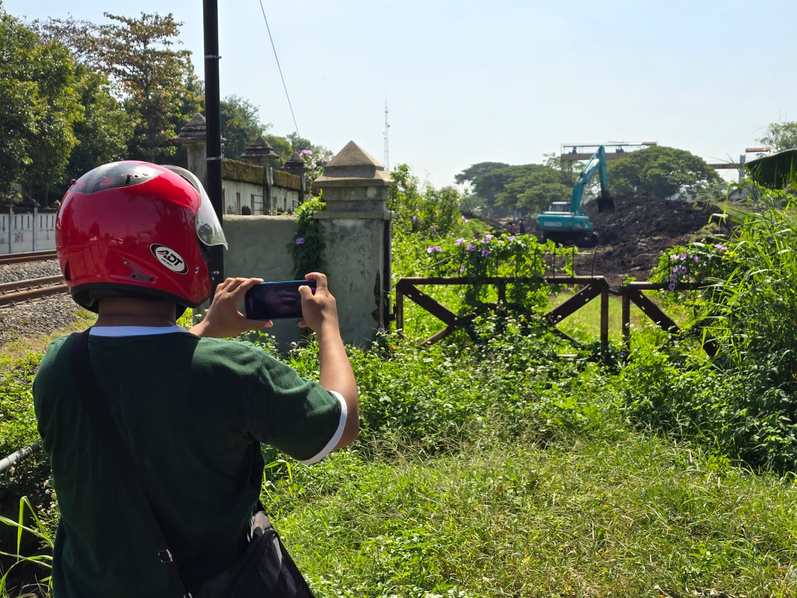 Warga mendokumentasikan kondisi limbah pengolahan Pabrik Gula (PG) Mojo di Kecamatan Sragen. (Ahmad Khairudin/Radar Solo)