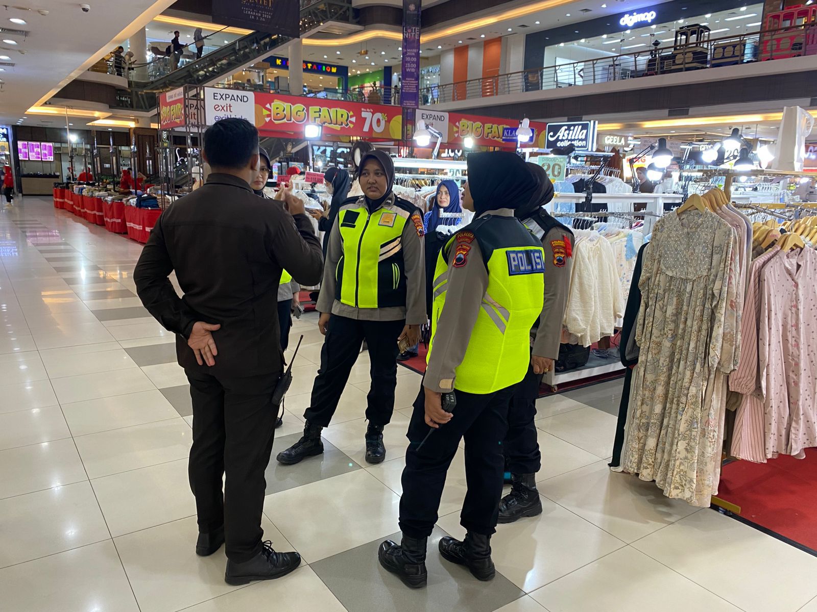 Polwan sambangi mal di Kota Solo untuk memantau keamanan arus mudik Lebaran. (Humas Polresta Solo)
