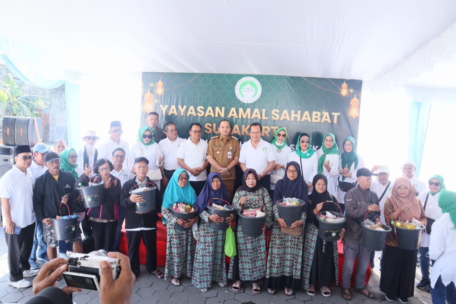 Pembagian ribuan paket sembako gratis oleh Yayasan Amal Sahabat Surakarta kepada masyarakat di di gedung Ndalem Marsum,  Jalan Bhayangkara Solo, Senin (16/3).