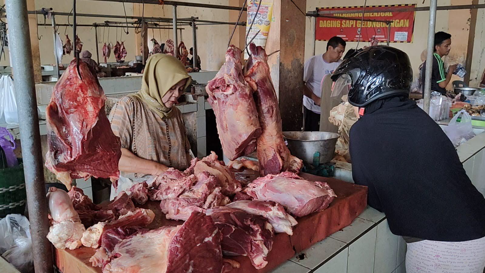 Pedagang daging sapi di Pasar Boyolali Kota melayani pembeli, Senin (16/3/2026).