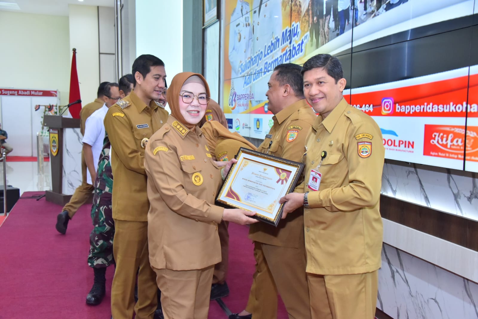 Bupati Etik Suryani didampingi Wabup Eko Sapto Purnomo serahkan piagam penghargaan kepada ASN berprestasi. 