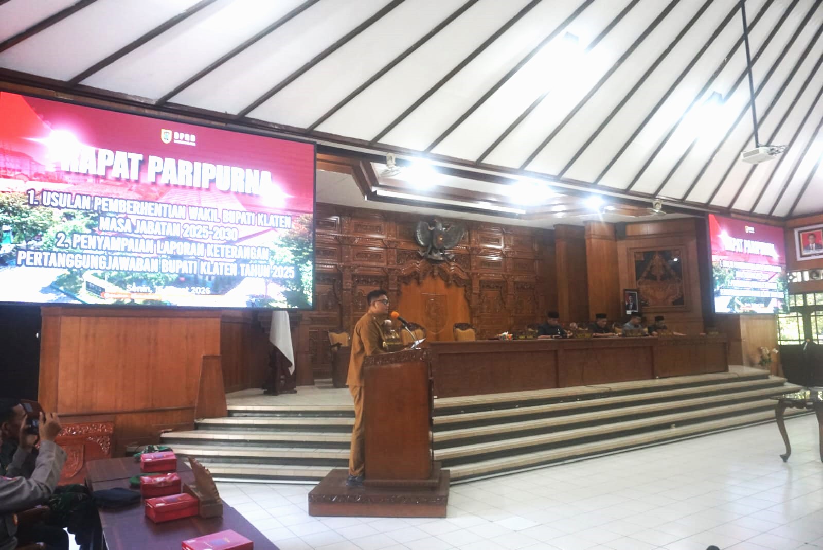 Bupati Klaten Hamenang Wajar Ismoyo saat menyampaikan Laporan Keterangan Pertanggungjawaban (LKPJ) Tahun Anggaran 2025 dalam rapat paripurna di DPRD Klaten, Senin (16/3/2026).