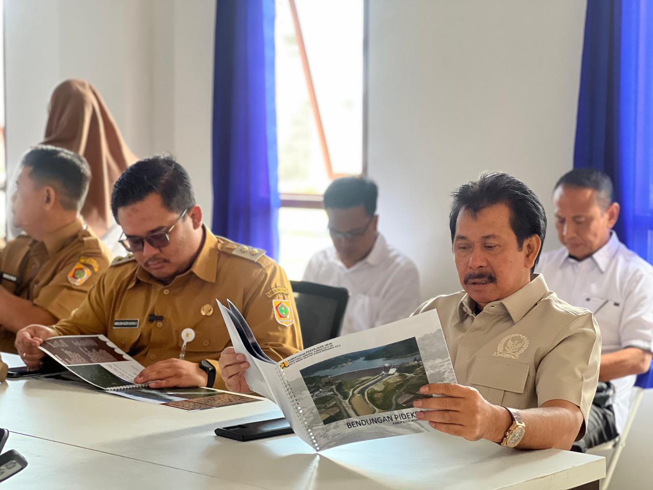 Anggota DPR RI Sriyanto Saputro (kanan) bersama Wakil Bupati Wonogiri Imron Rizkyarno di sela mengecek Waduk Pidekso di Kecamatan Giriwoyo, Senin (16/3/2026).