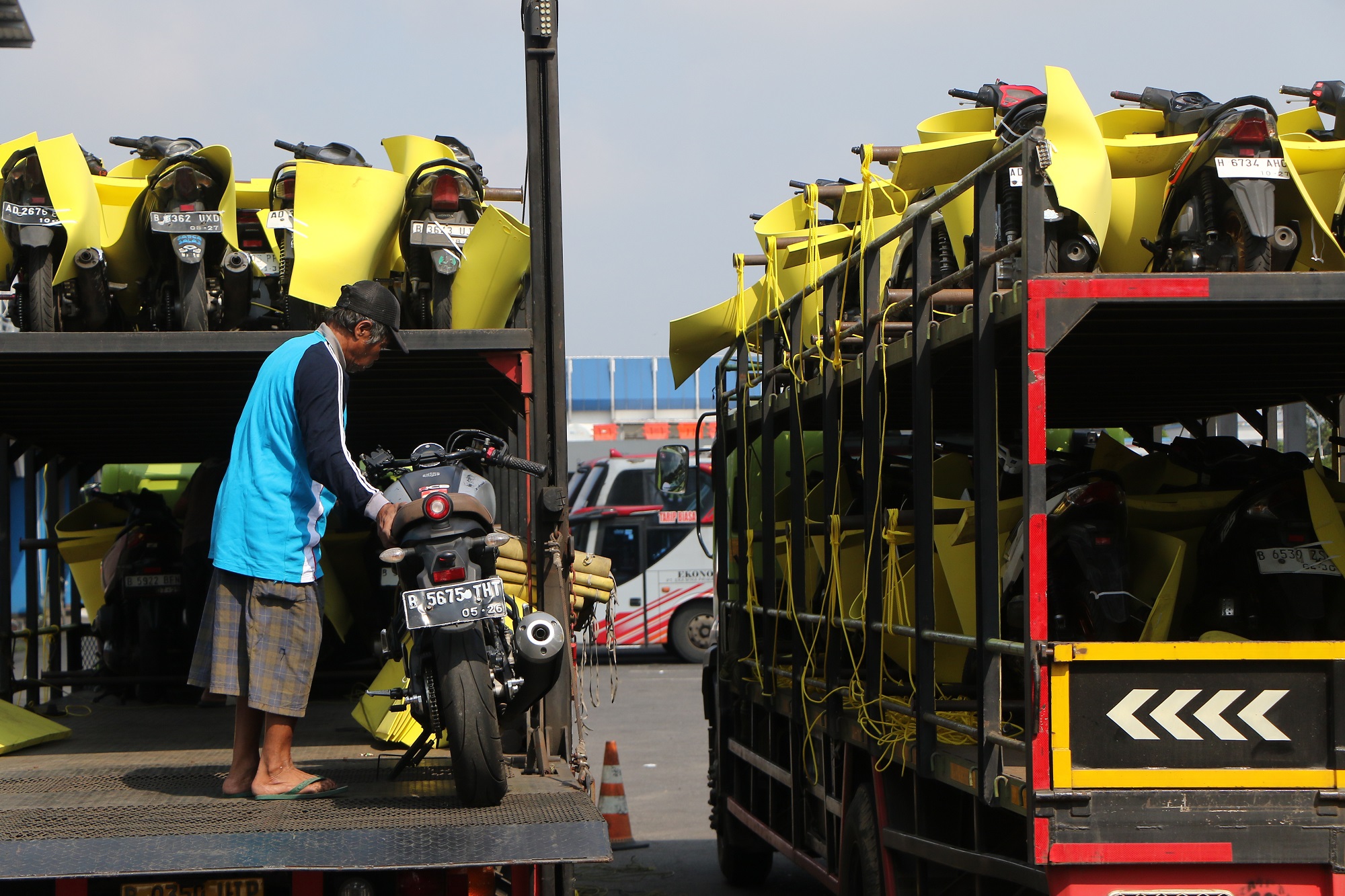 Sepeda motor pemudik tiba di Stasiun Tirtonadi Solo, Selasa (17/3/2026)