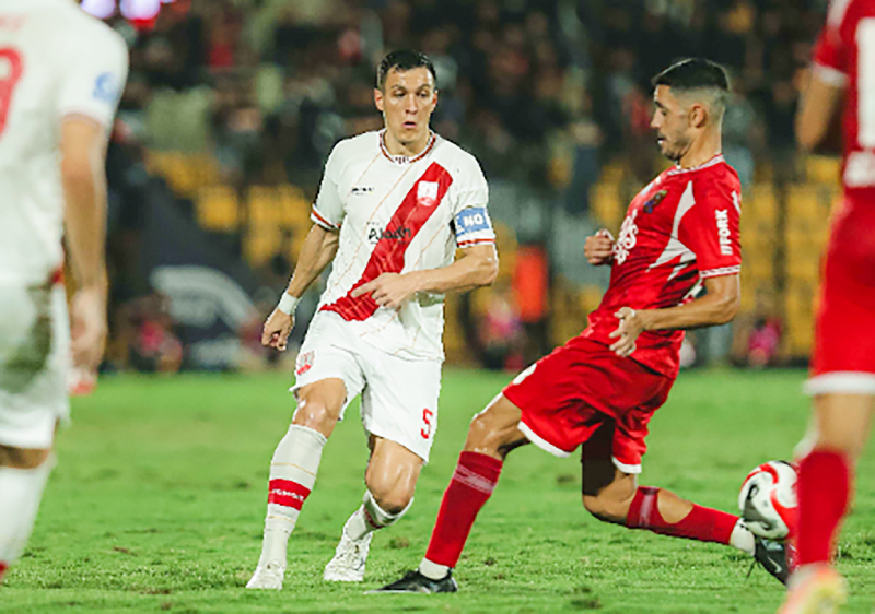 AMUNISI BARU: Bek Persis Solo Andrei Alba jalani pertandingan di Super League 2025/2026. 