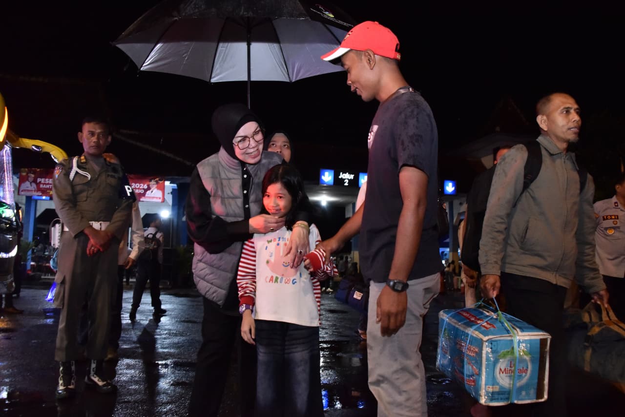 Bupati Sukoharjo Etik Suryani rangkul anak-anak peserta mudik gratis di terminal, Senin malam (16/3).