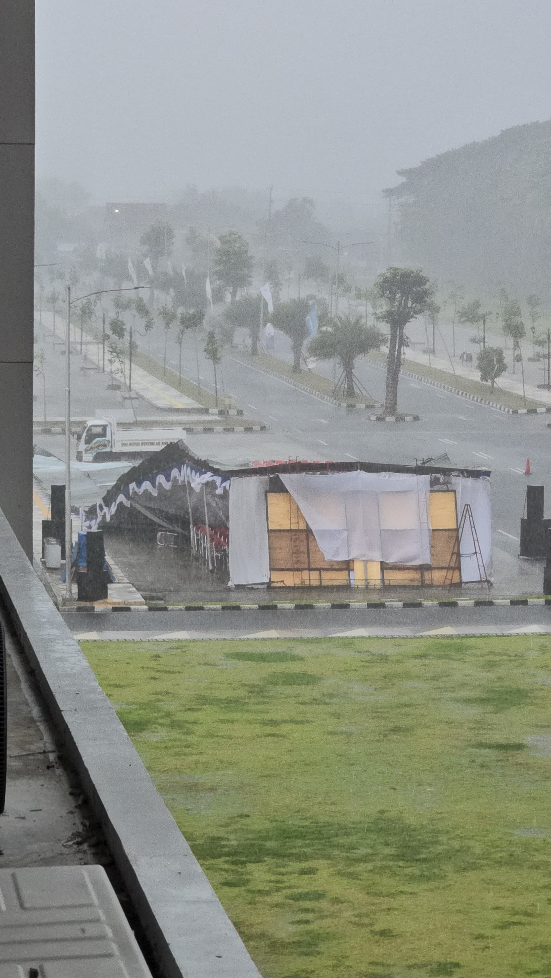 Tenda penyambutan peserta program Mudik Gratis Pemkab Sragen ambruk diterjang angin ribut, Senin (16/3/2026). (Rudi Hartono/Radar Solo) 