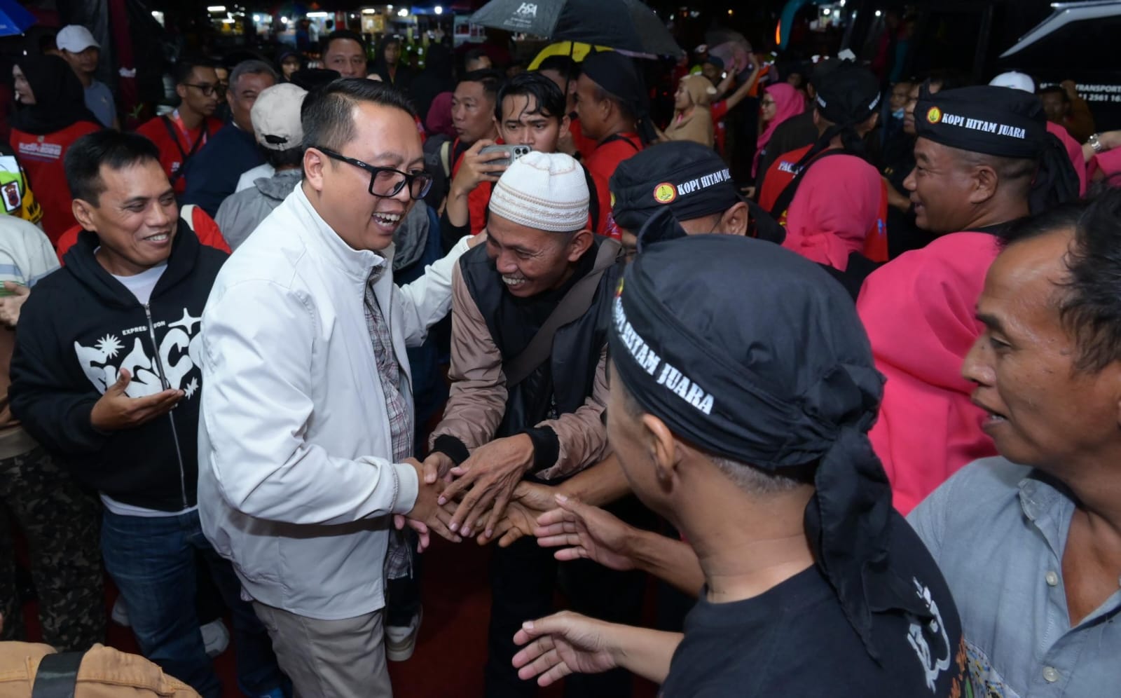 Wakil Bupati Karanganyar Adhe Eliana menyambut kedatangan pemudik di program mudik gratis, Senin (16/3/2026) malam. (Rudi Hartono/Radar Solo) 