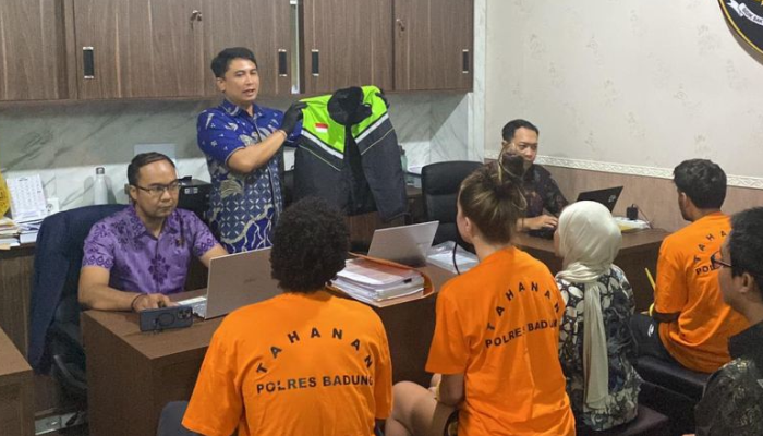 Penyidik Satreskrim Polres Badung menunjukkan tersangka WNA yang diduga membuat dan menyebarkan konten asusila "Ojol Bali" di Badung, Bali, Selasa (17/3/2026). 