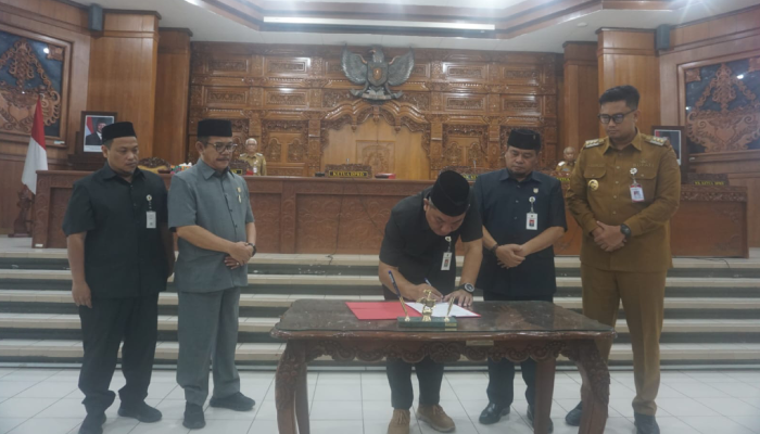 Penandatanganan berita acara terkait usulan pemberhentian Wakil Bupati Klaten masa jabatan 2025-2030 oleh pimpinan DPRD Klaten dalam rapat paripurna, Senin (16/3/2026).