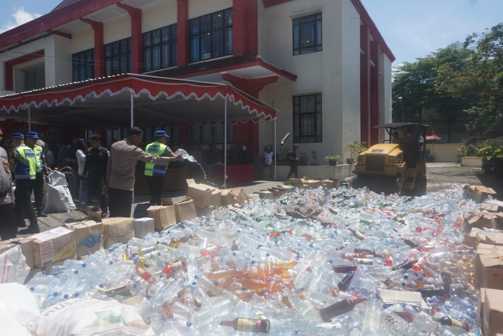 Pemusnahan belasan ribu botol miras dan ratusan knalpot brong di halaman  di halaman Kantor Diskominfo Klaten, Selasa (17/3/2026).