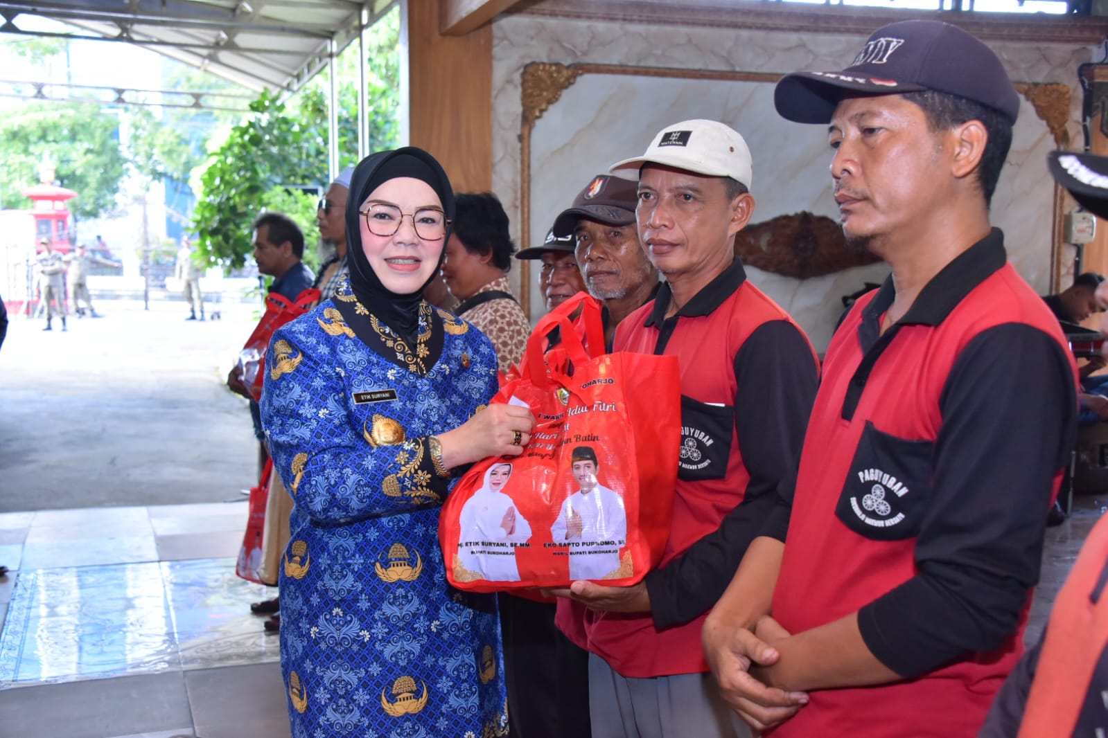 Bupati Sukoharjo Etik Suryani membagikan ribuan paket sembako kepada fakir miskin di Rumah Dinas Bupati Sukoharjo, Selasa (17/3/2026).