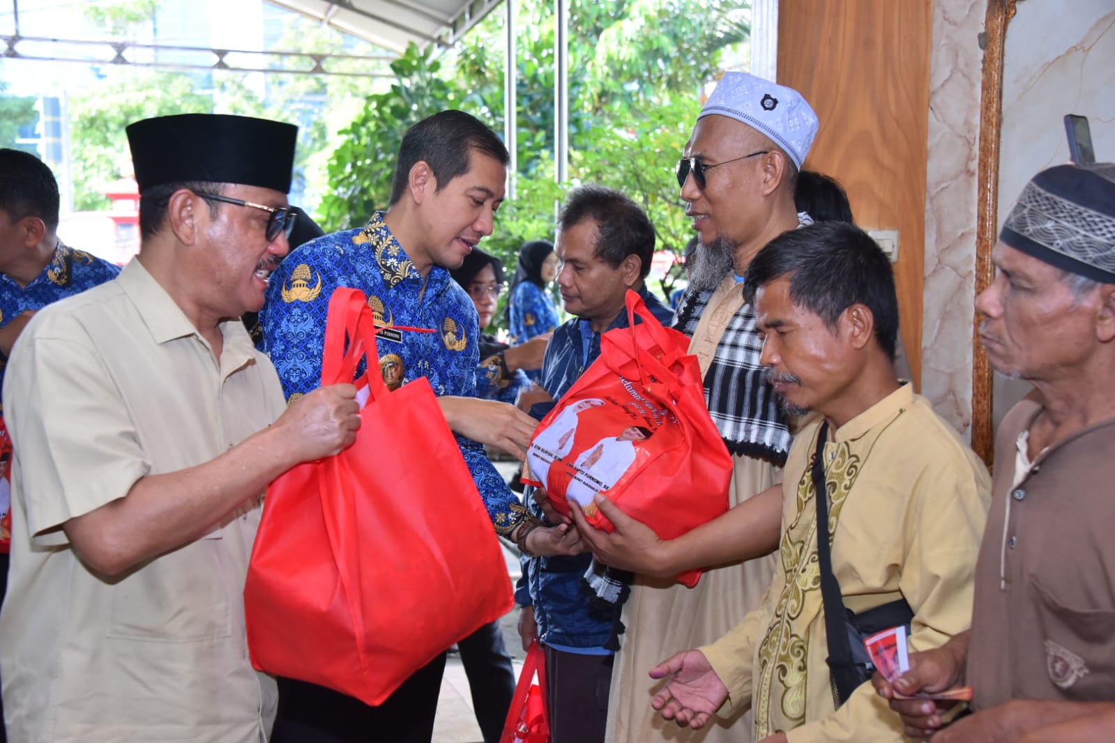 Mendampingi Bupati Sukoharjo Etik Suryani, Wabup Eko Sapto bagikan paket sembako.