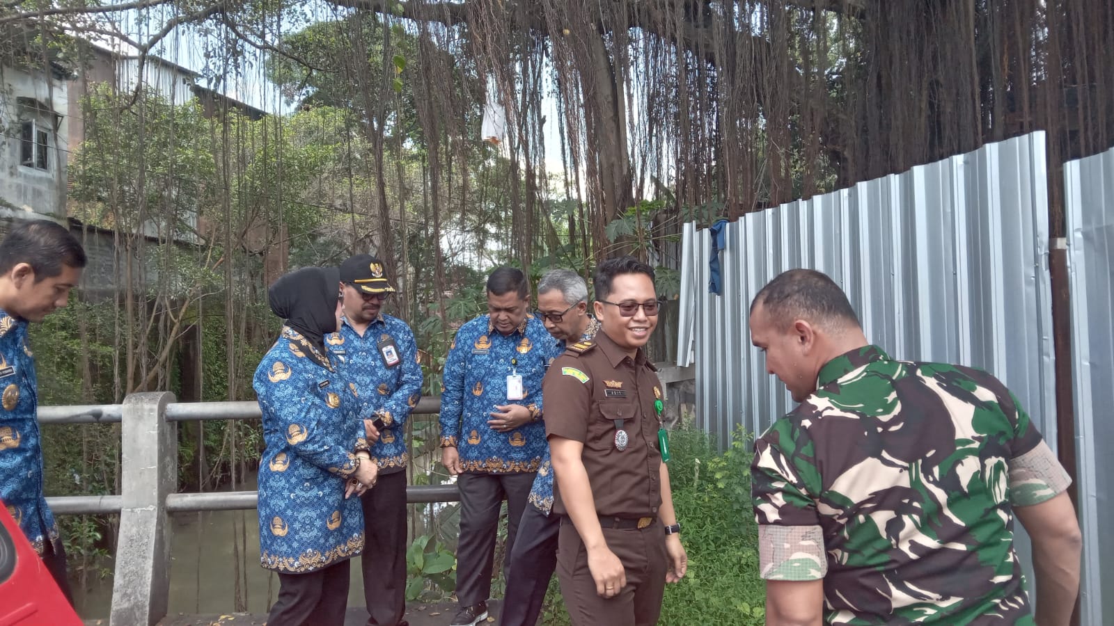 Bupati Sukoharjo Etik Suryani dan jajarannya meninjau kesiapan pembangunan Masjid Kartasura di lahan bekas terminal, Selasa (17/3).