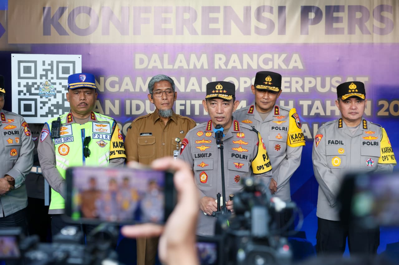 Kapolri Jenderal Pol Listyo Sigit Prabowo beri keterangan usai cek kesiapan pengamanan arus mudik Lebaran di Semarang, Senin (16/3). (Humas Pemprov Jateng)
