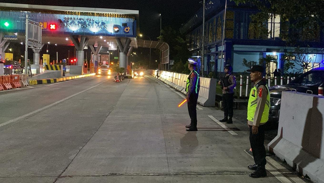 Petugas Polres Karanganyar bersiaga di Exit Tol Klodran, Kecamatan Colomadu, Karanganyar, Selasa (17/3/2026). (Rudi Hartono/Radar Solo)