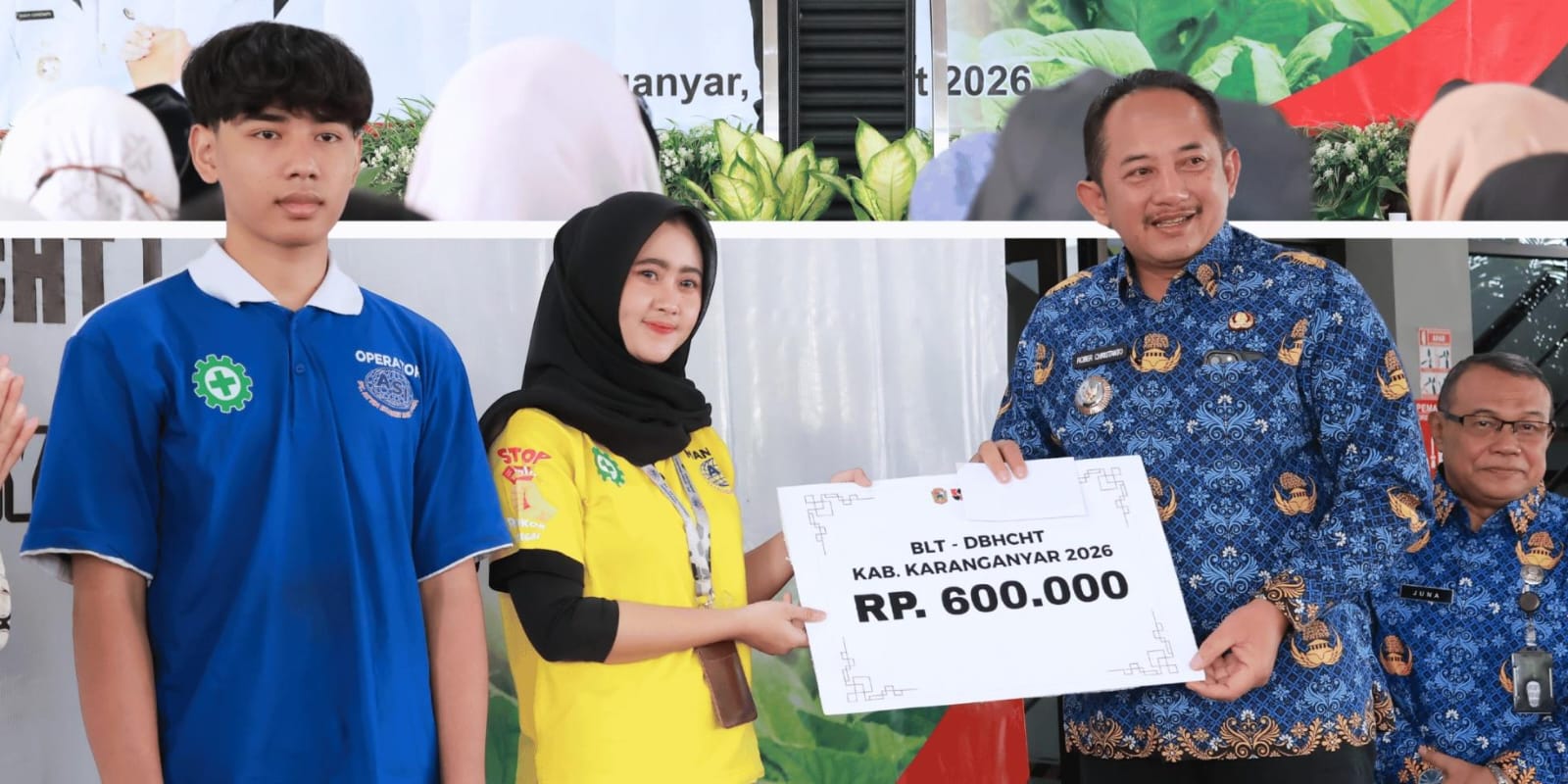 Bupati Karanganyar Rober Christanto menyerahkan bantuan langsung tunai Dana Bagi Hasil Cukai Hasil Tembakau (DBHCHT) ke pekerja perusahaan rokok, Selasa (17/3/2026). (Rudi Hartono/Radar Solo)
