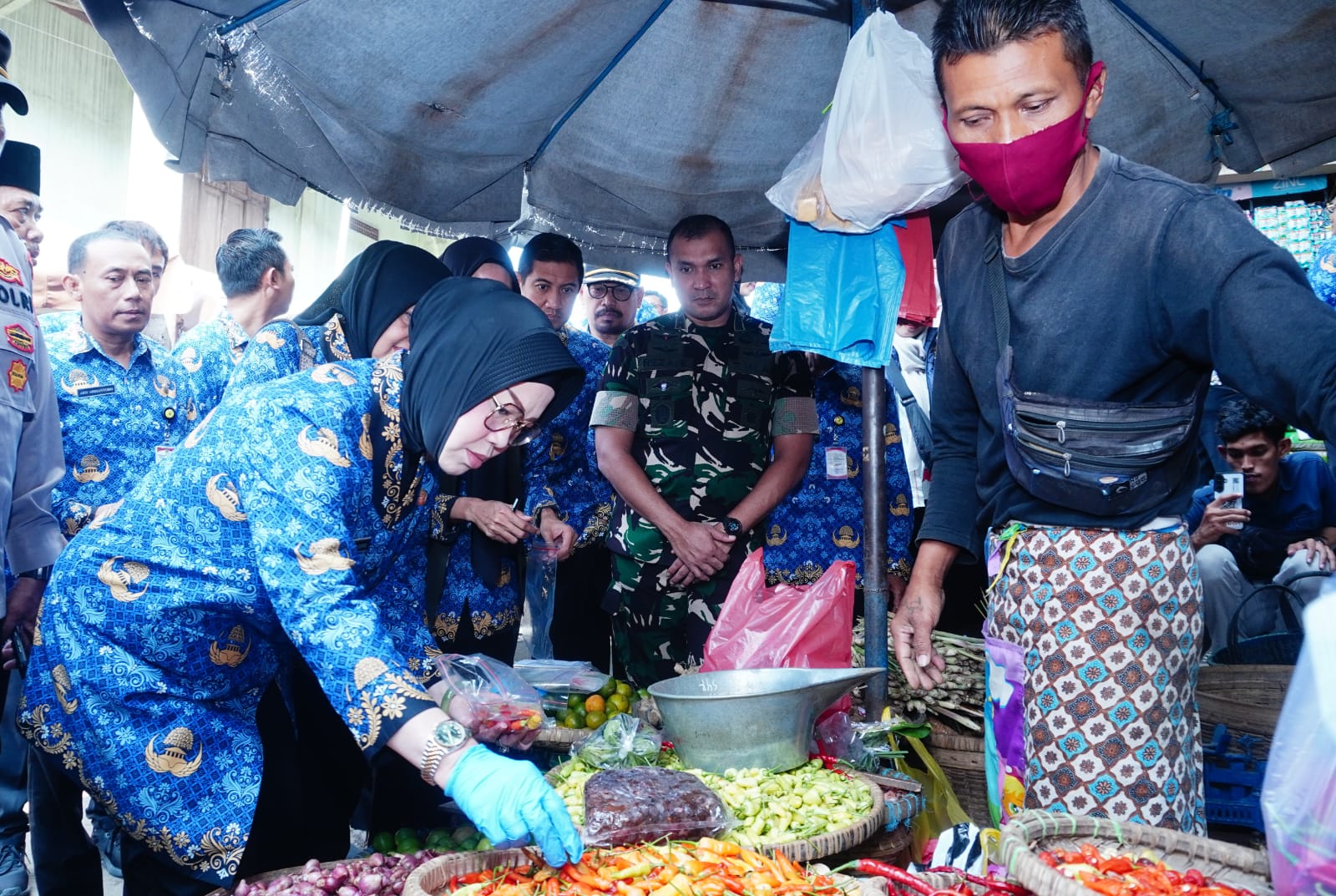 Bupati Sukoharjo Etik Suryani pantauan harga dan stok bahan pangan di Pasar Kartasura, Selasa (17/3).