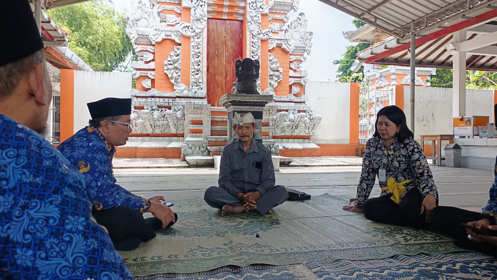 Tim Kemenag Solo sambangi pura di Laweyan, Solo.  (A Christian/Radar Solo)