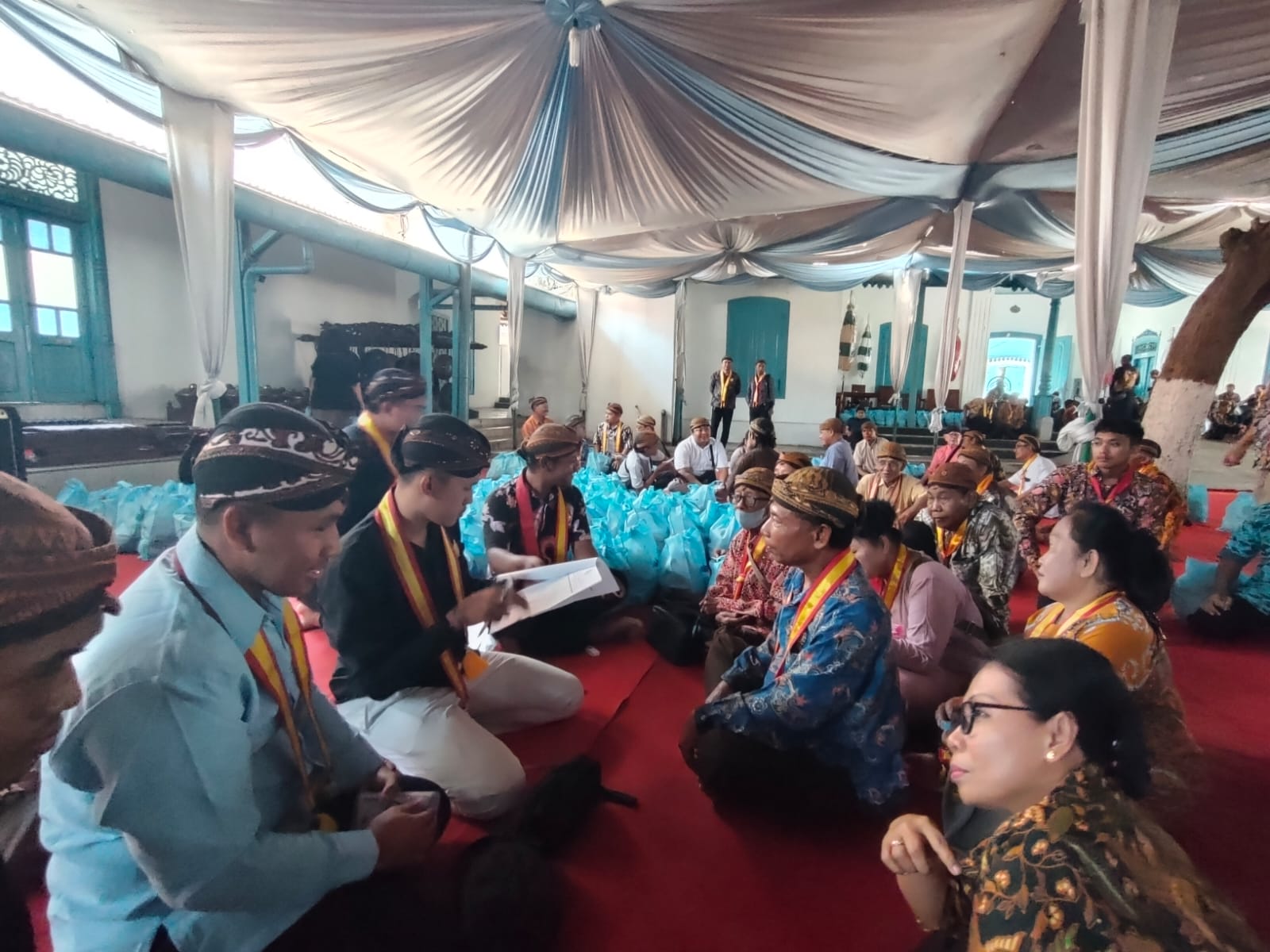  Sembako yang dibagikan Keraton Surakarta. (Silvester Kurniawan/Radar Solo)