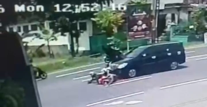 Rekaman CCTV kecelakaan di depan SPBU Papahan, Kecamatan Tasikmadu, Karanganyar, Senin (16/3/2026). (Rudi Hartono/Radar Solo)