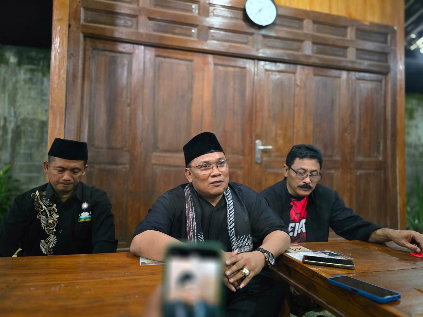 Ketua PSHT Cabang Sragen Suwanto (tengah) menggelar jumpa pers terkait pendirian posko Lebaran 2026. (Ahmad Khairudin/Radar Solo)