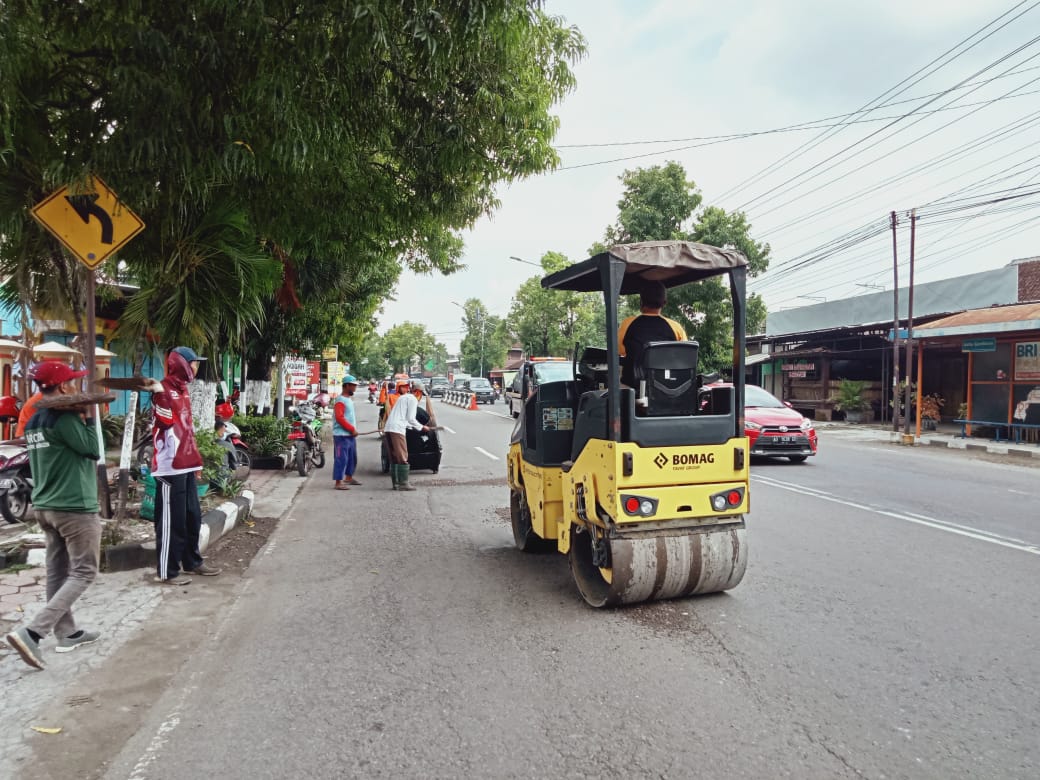 DPU Sragen mengebut perbaikan jalan rusak jelang Lebaran 2026. (Ahmad Khairudin/Radar Solo)