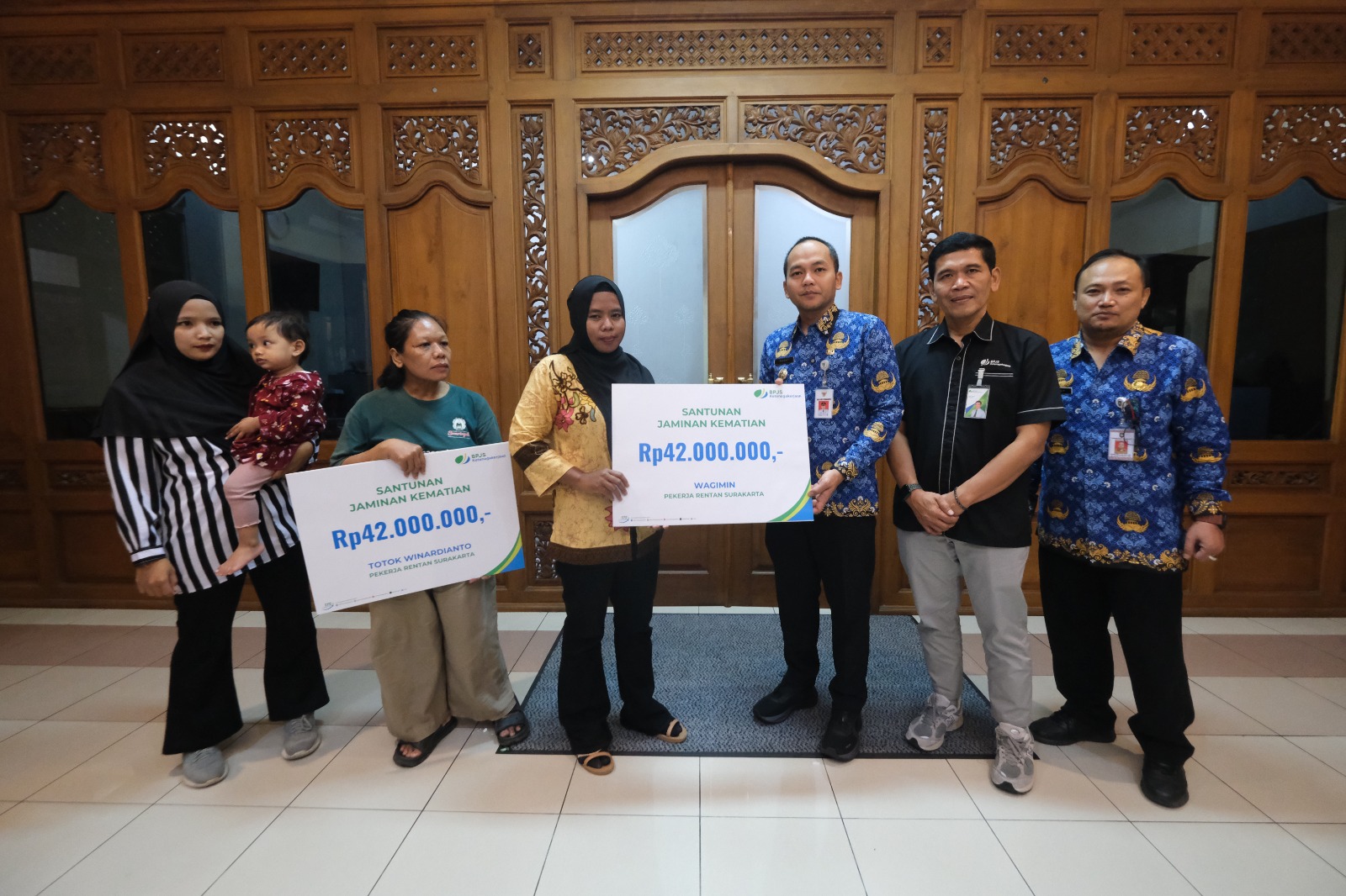 Korban pekerja rentan mendapat bantuan dari Wali Kota Solo Respati Ardi. (Humas Pemkot Solo)