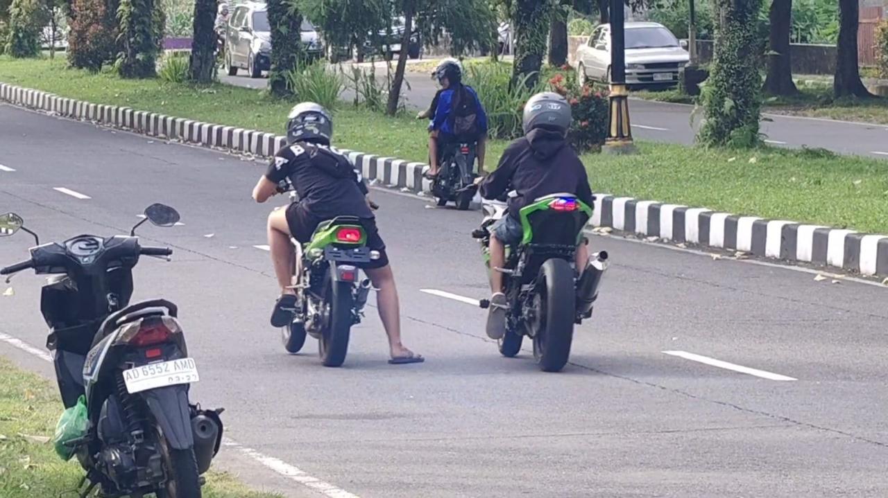 Balap liar di Jalan Ahmad Yani, tepatnya di depan Gedung DPRD Boyolali, sebagai sirkuit adu cepat pada Selasa (17/3/2026) sore.