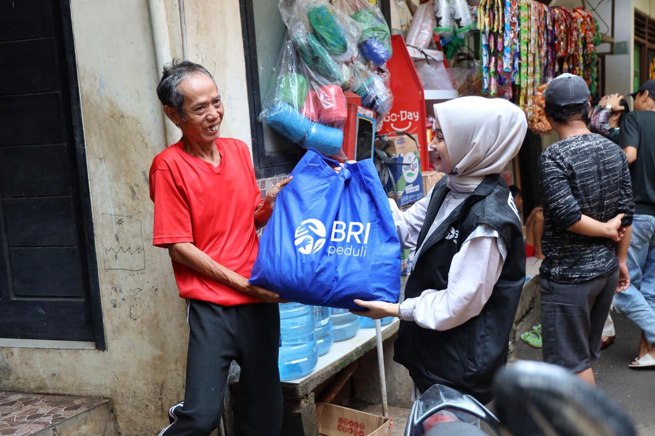 BRI secara konsisten salurkan bantuan sosial kepada masyarakat. Langkah ini merupakan bentuk nyata tanggung jawab sosial perusahaan (Corporate Social Responsibility/CSR). 