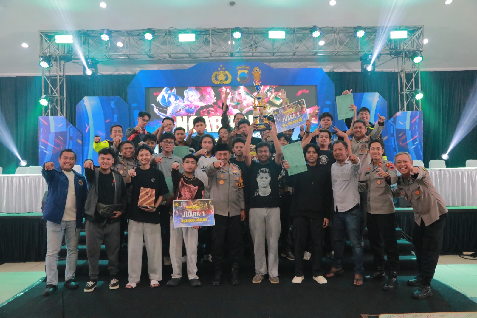 Kapolres Klaten AKBP Moh Faruk Rozi bersama peserta turnamen Mobile Legends bertajuk Ngabuburit Bersama Polres Klaten di Gedung Sunan Pandanaran RSPD Kabupaten Klaten.