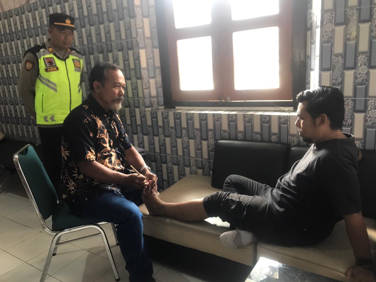 Pos Pam Terpadu Siboba menyediakan ragam fasilitas gratis, di mana salah satu yang paling diburu adalah layanan pijat tradisional dan kursi pijat elektrik.