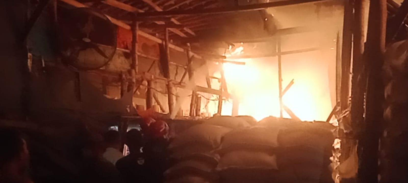 Petugas damkar padamkan api yang melalap kandang ayam milik Sudarsonio, warga Kecamatan Tawangsari, Kabupaten Sukoharjo, Rabu (18/3) dini hari.