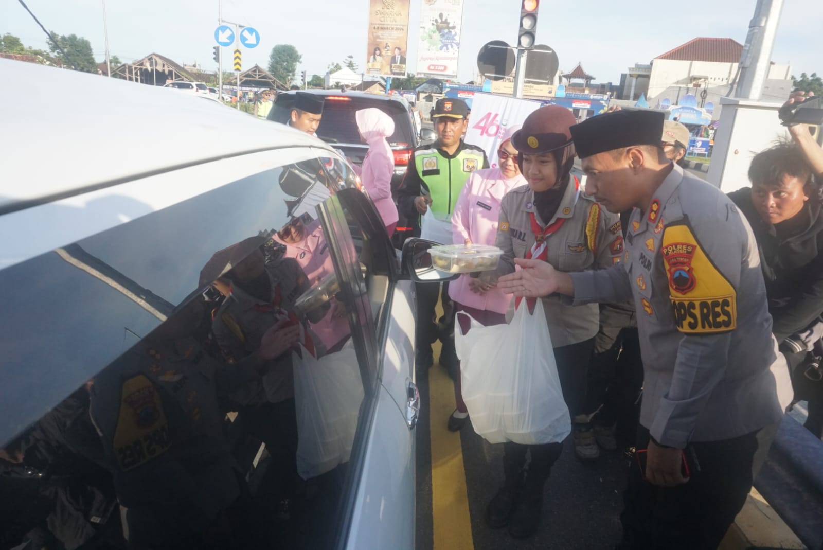 ​Kapolres Klaten AKBP Moh. Faruk Roza saat membagikan paket menu berbuka puasa di exit Tol Prambanan Klaten, Rabu (18/3/2026).
