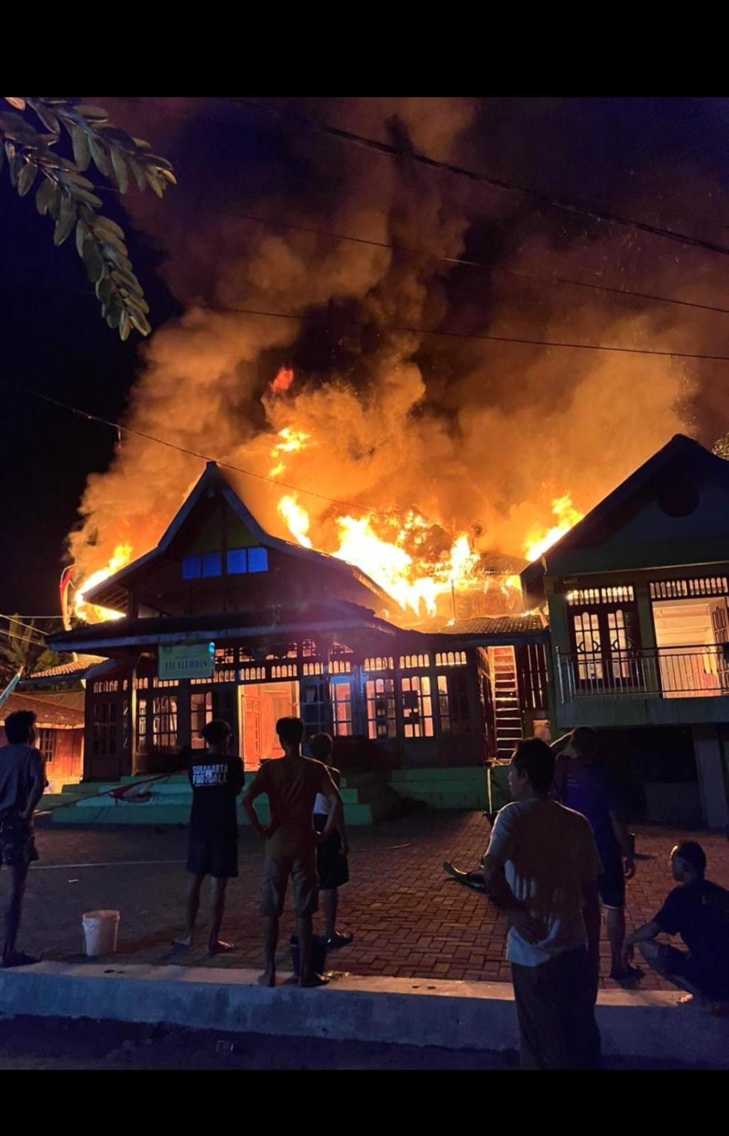 Masjid Jami Jalaludin yang ditaksir telah berusia ratusan tahun di Dukuh Glinggang, Desa Kendel tersebut hangus dilalap si jago merah, Kamis (19/3/2026). 