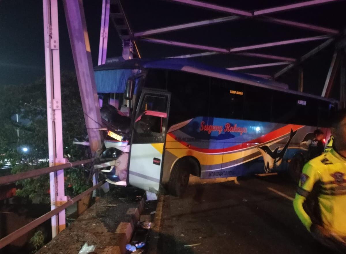 kecelakaan lalu lintas antara bus Sugeng Rahayu dan sepeda motor di Jembatan Jurug, Kecamatan Jebres, Kamis (19/3) dini hari.