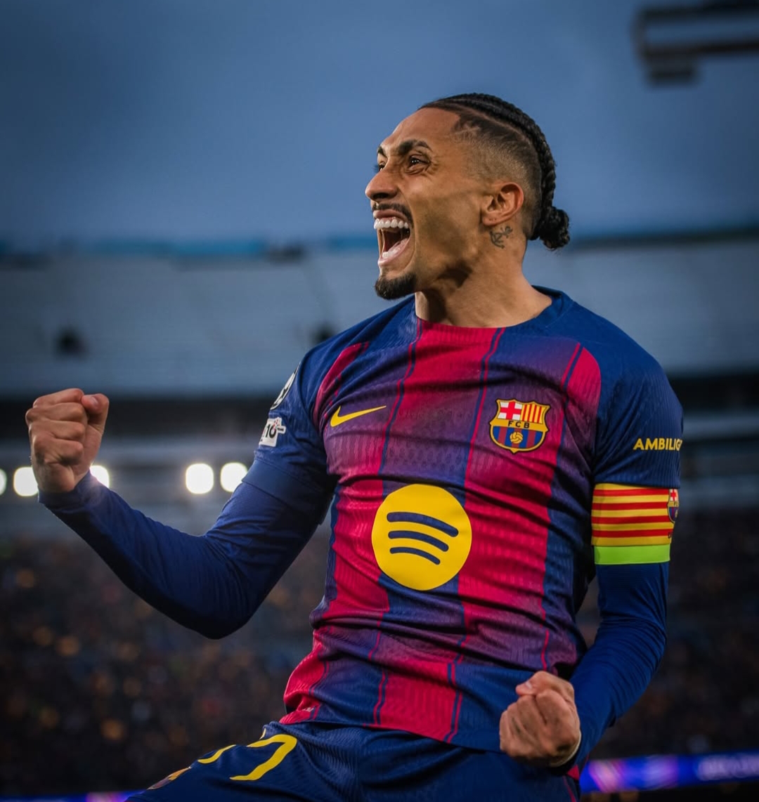 Kapten Barcelona Tapinya merayakan golnya di Liga Champions. 