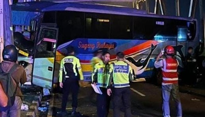 Kondisi bus Sugeng Rahayu yang alami kecelakaan di Jembatan Jurug, Solo.