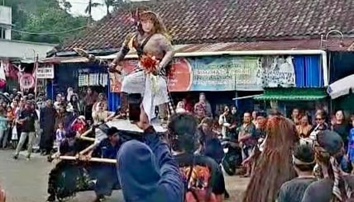 Kirab ogoh-ogoh semarakkan Tawur Agung Kesongo di Karanganyar jelang Nyepi 2026.