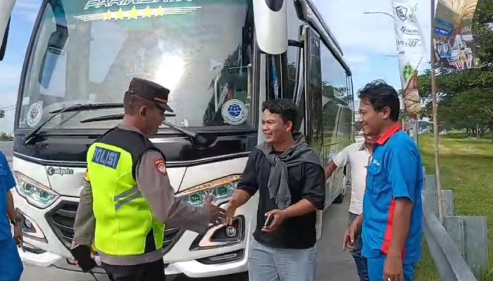 Dibantu polisi, Rano Gunawan Hutagalung, pemudik tujuan Malang akhirnya bisa kembali ke rombongannya usai tertinggal bus mudik gratis di Rest Area Tol 519 A Sragen.   