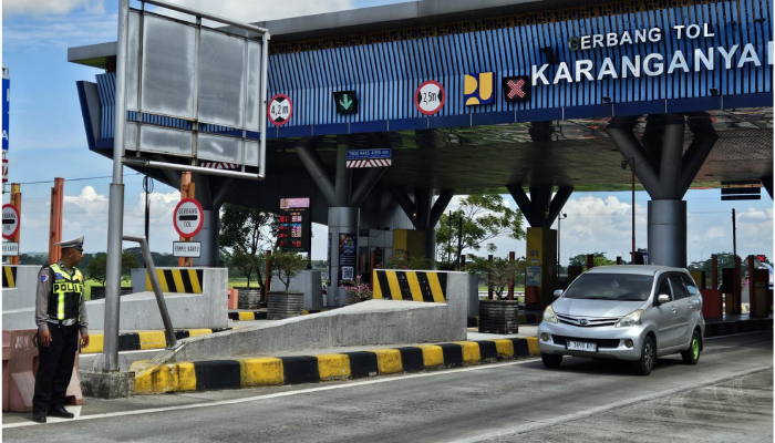 Sejumlah petugas saat melakukan pengamanan di gerbang tol Kebakkramat.