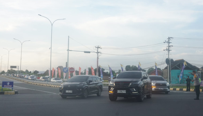 Suasana exit tol Prambanan Klaten yang dipadati kendaraan pemudik yang hendak melanjutkan perjalanan ke Yogyakarta